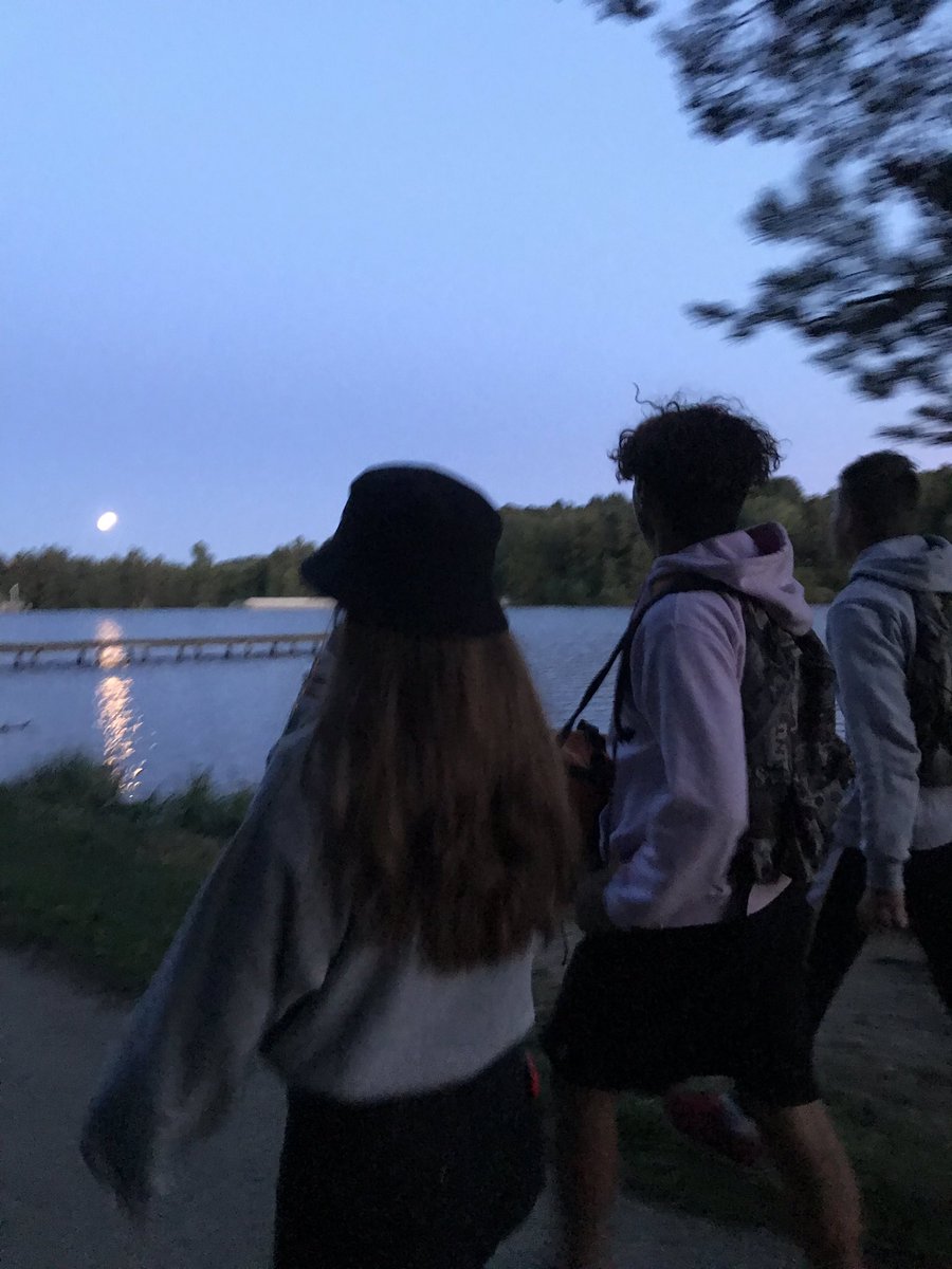 alixsrn's tweet photo. Full moon 💙🧡 https://t.co/F3vkURzF9v