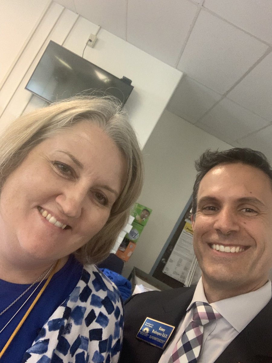 krodrequez's tweet photo. Still making the rounds @GrandviewCSD4 and here is CAIR principal @chiefduckherder ! A great day all the way around! #SuperSelfie #GVFirstDay https://t.co/viORzNVXIc