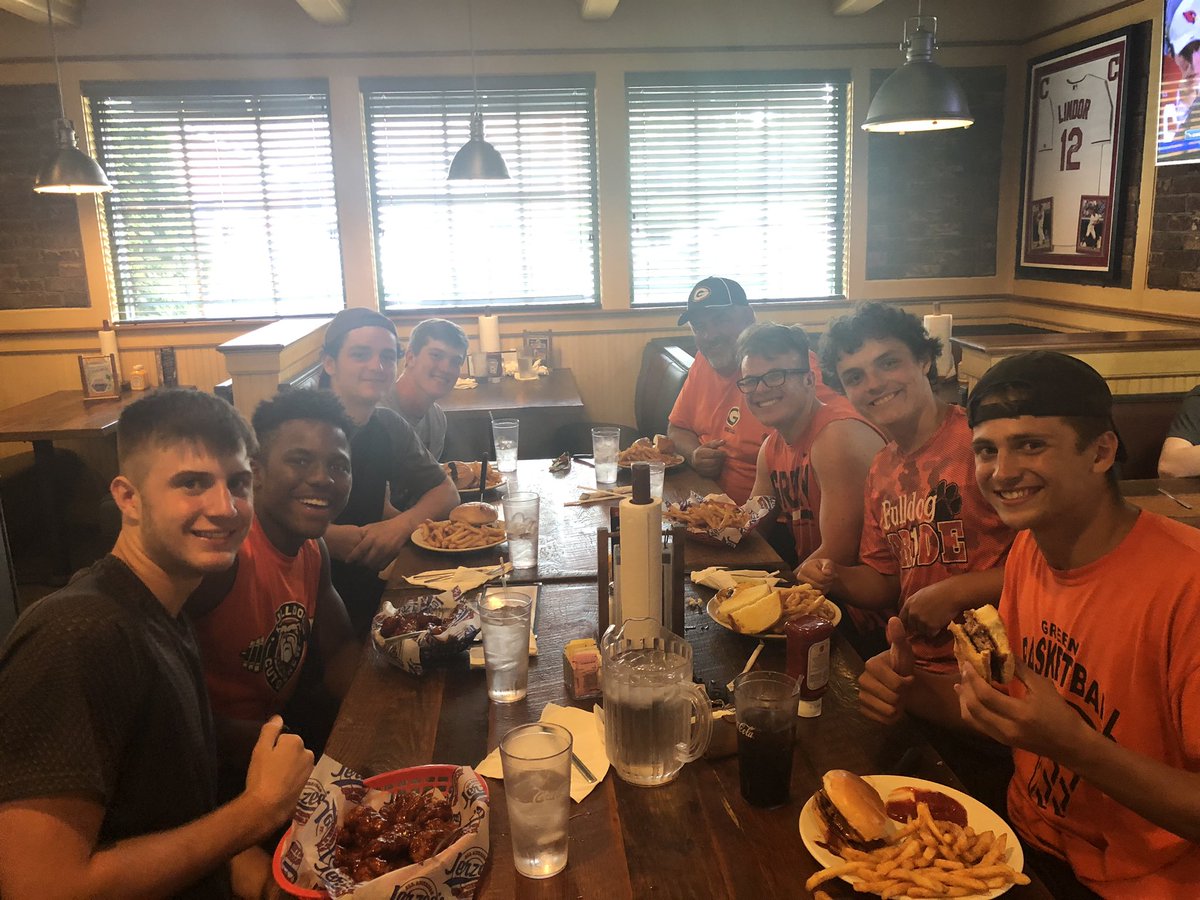 hazmatt57's tweet photo. It was great having dinner with my guys tonight! These guys are working hard to be the best they can! Iβm proud of all of them!! #TE #Hbacks #Dawgs @fb_ghs https://t.co/AwNetRWObE
