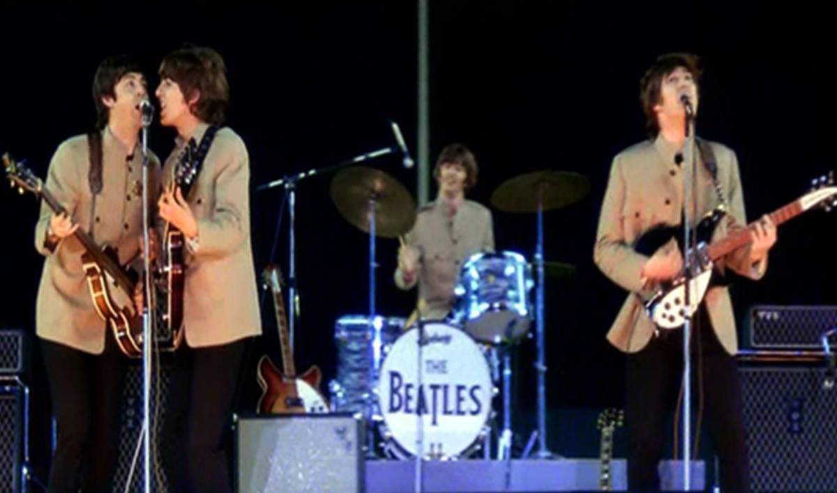 lajukebox_'s tweet photo. 15 De Agosto De 1965 

The Beatles se presentan con éxito en el Shea Stadium en New York, rompiendo récord de asistencia, más 55 mil fans histéricos estuvieron presentes en el estadio. https://t.co/m2Q4b6b558