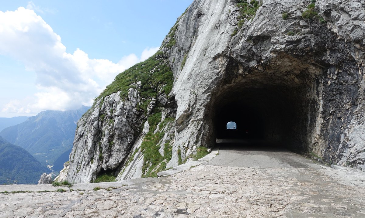 mrlsimo's tweet photo. Last time I was here that tunnel was full of snow https://t.co/uspdQlLzDq