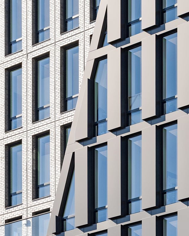 alex_severin's tweet photo. Owing to a change of reflectivity, the material break at the setback of 287 East Houston changes contrast over the course of the day. 
Designed by Aldo Andreoli of Habitat2Art. @alandreusa 
#architecture #design #detail #facade #glazedbrick #metalfacade #setback #realestate … https://t.co/3B6NqmFdeV