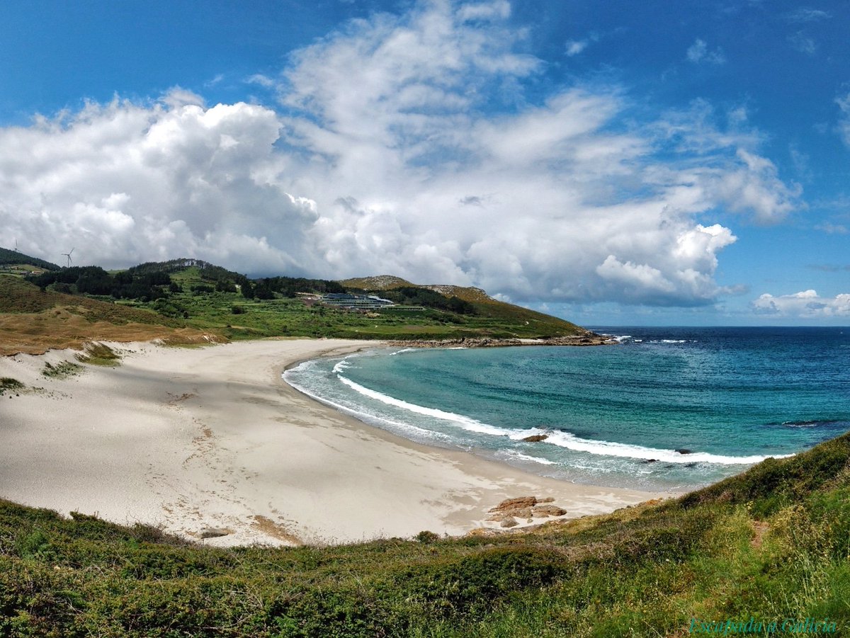A Praia de Lourido está situada entre Cabo Touriñán e Muxía, último tramo do coñecido como Camiño da Costa.
Praia semiurbana, illada, pouco concorrida e de augas cristalinas. Perfecta para dar un paseo escoitando o son do mar 👣🐚🌊
#Galicia #15agosto #BoasNoites
