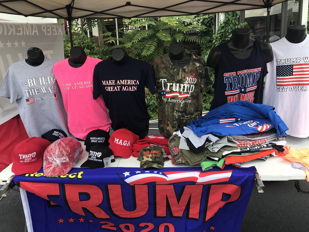 Kellen_Browning's tweet image. Jessica Watts, 28, is selling Trump merchandise and says business has been great today. Lots of people stocking up ahead of the rally. #TrumpInNH #Trump2020 @GlobePolitical
