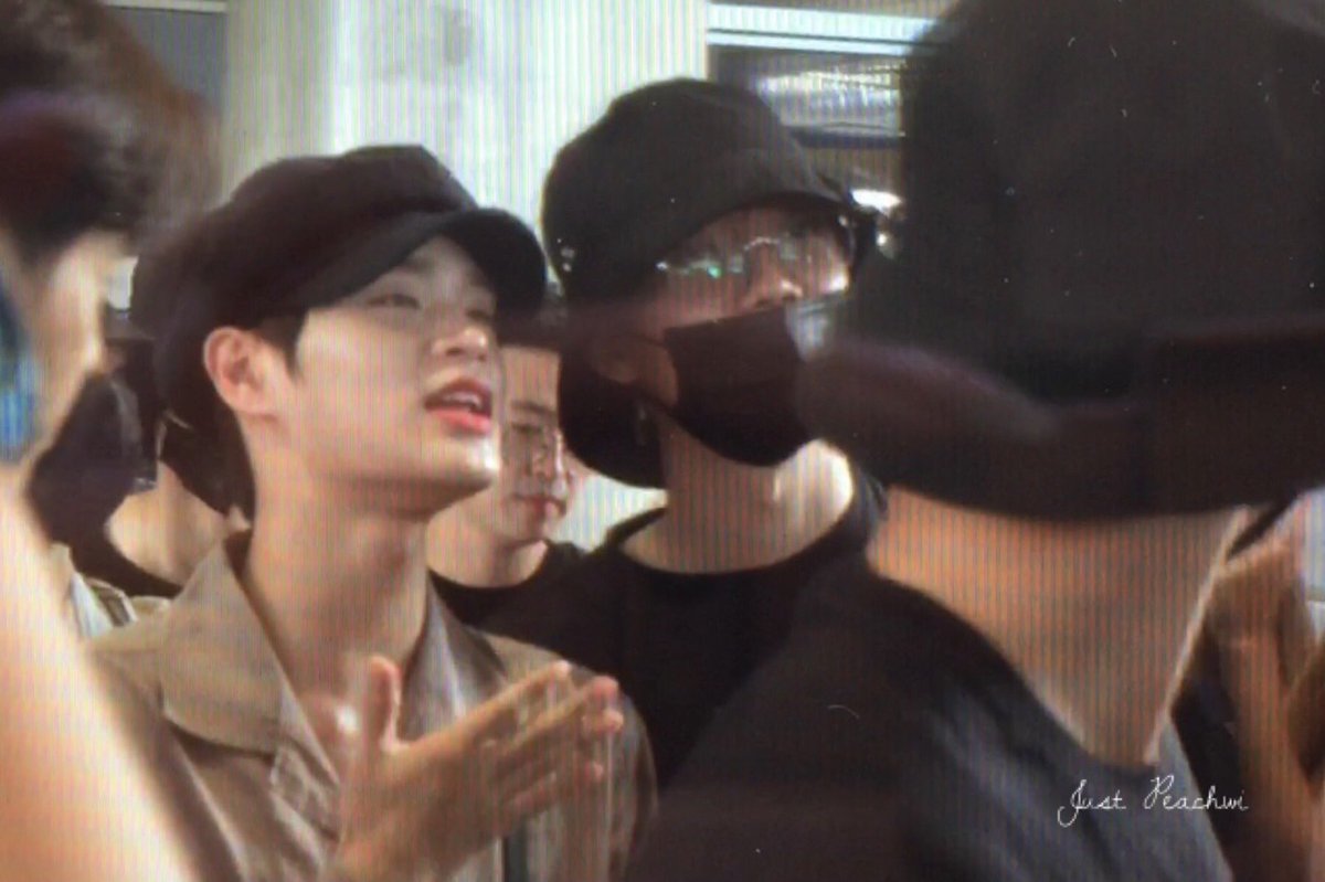 JustPeachwi's tweet photo. 190815 LAX
하 너무 오랜만이야 ㅠㅠ 얼마나 보고싶었는지... 우리 대휘 귀엽게 영상 찍으면서 갔지 💕 ㅠㅠㅠ #AB6IX #이대휘 #DAEHWI https://t.co/IW9qboEE5L