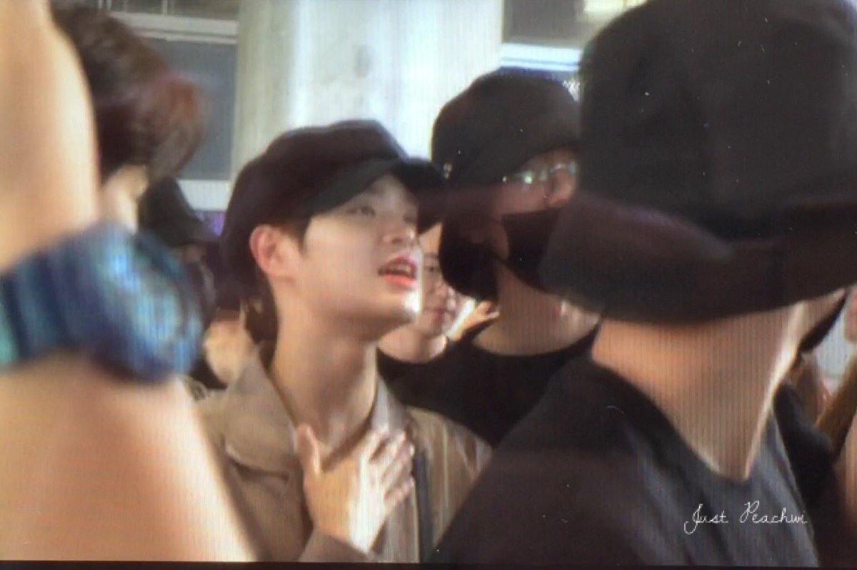 JustPeachwi's tweet photo. 190815 LAX
하 너무 오랜만이야 ㅠㅠ 얼마나 보고싶었는지... 우리 대휘 귀엽게 영상 찍으면서 갔지 💕 ㅠㅠㅠ #AB6IX #이대휘 #DAEHWI https://t.co/IW9qboEE5L