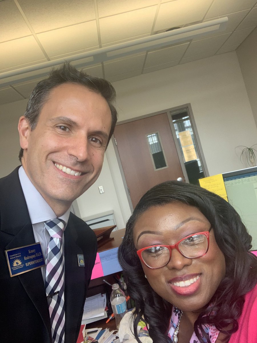 krodrequez's tweet photo. Finally made it back to @GrandviewCSD4 central office with amazing staff supporting the school sites! #SuperSelfie #GVFirstDay https://t.co/1pGikrOYpx