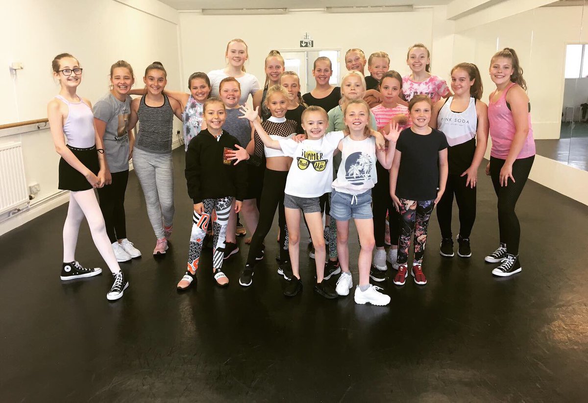 DanceSacademy's tweet photo. Todayβs Commercial Dance crew!!! ππ»π§‘π€ What a fabulous day - you girls absolutely smashed it!!!
#dsasummerprogramme #dancestepsacademy #dance #dancestudio #commercialdance #commercialdancers #commercialdanceintensive #taketherightstepsintodance #billericay #essex https://t.co/l2W4omOFtB