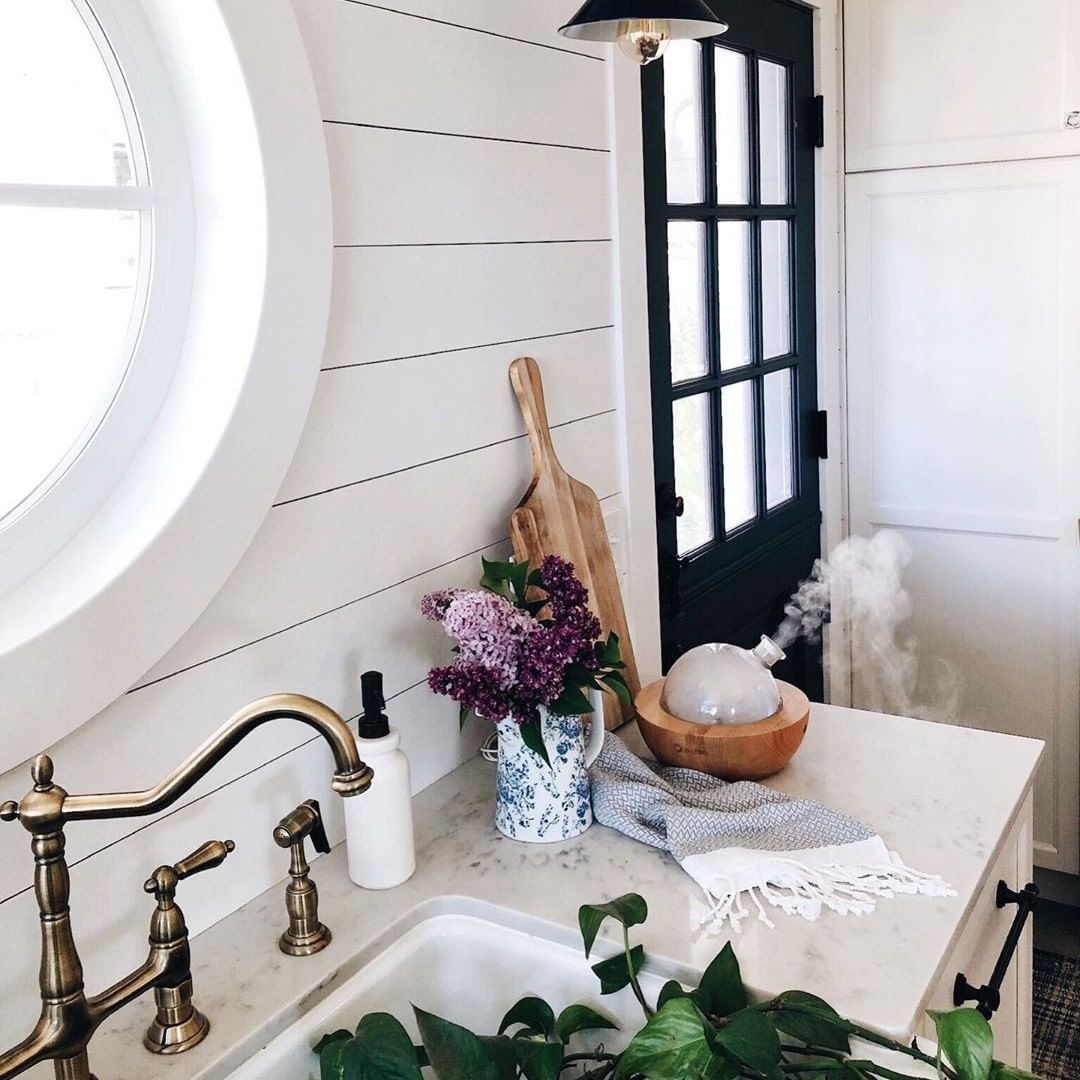 younglivingeoau's tweet photo. Our Aria Diffuser makes any kitchen look chic. #yleoaunz 
📸: @dwellwellcollective Shop Now: https://t.co/oTuF4ipNBR
#youngliving #AriaDiffuser #essentialoils #diffuserblends #wellnessjourney #lowtoxliving https://t.co/ZNdSzFfGK6