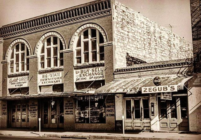 ShakespearesATX's tweet photo. Recognize anything in this photo? 🤷🤷‍♂️

via: shoreleavejay/IG https://t.co/C9jLftNTxb