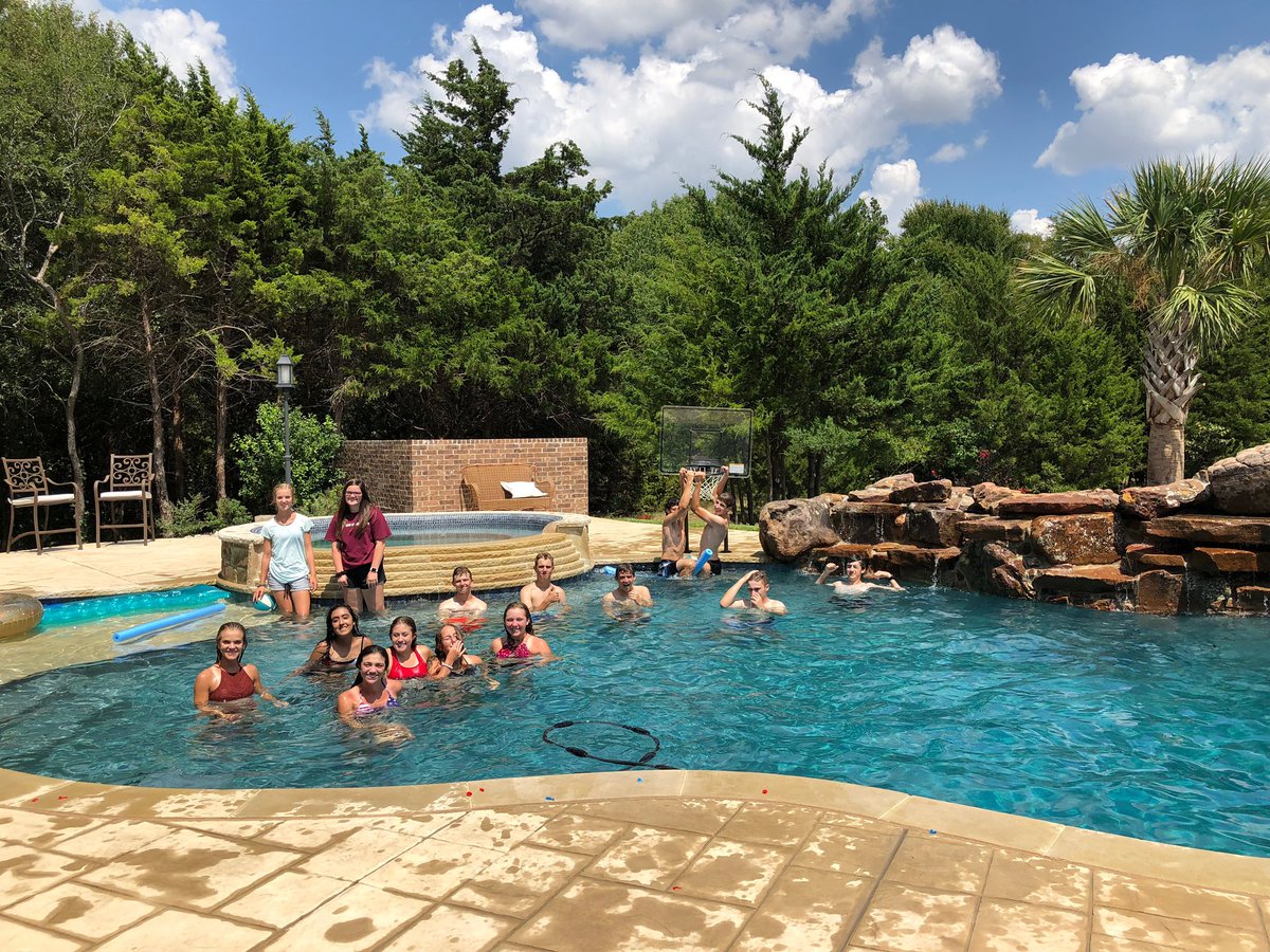 gojagtennis's tweet photo. The jags took a break from tennis to bond with family! Thank you to the Bell family for hosting! https://t.co/dvOTGIV0NP