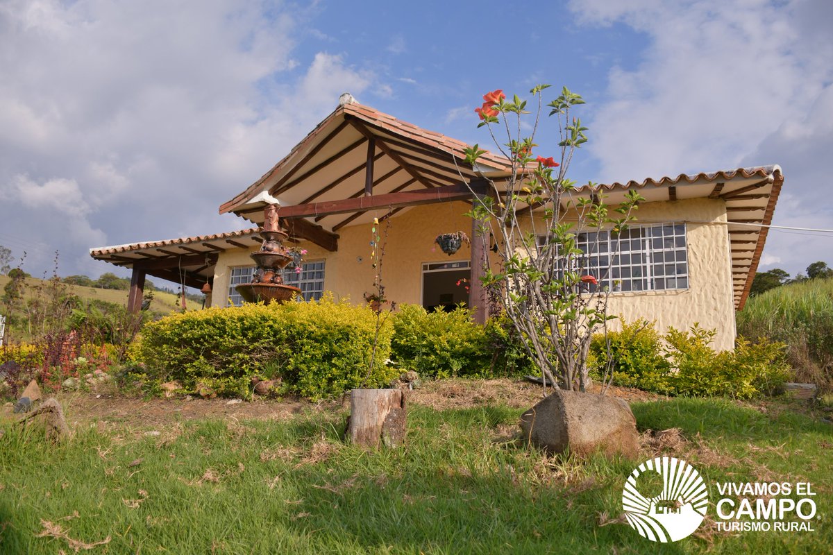 vivamoselcampo's tweet photo. Alojamientos aptos para hospedar familias o grupos de amigos, o Suites para brindar una grata estadía a parejas. El Turismo Rural tiene la variedad que necesitas
https://t.co/w8RsgvQdoe 313 208 9988 | vivamoselcampo@gmail.com
#ViajaSeguro #CompraLegal #CompraBoyacense #Turismo https://t.co/FT0vDarU6M