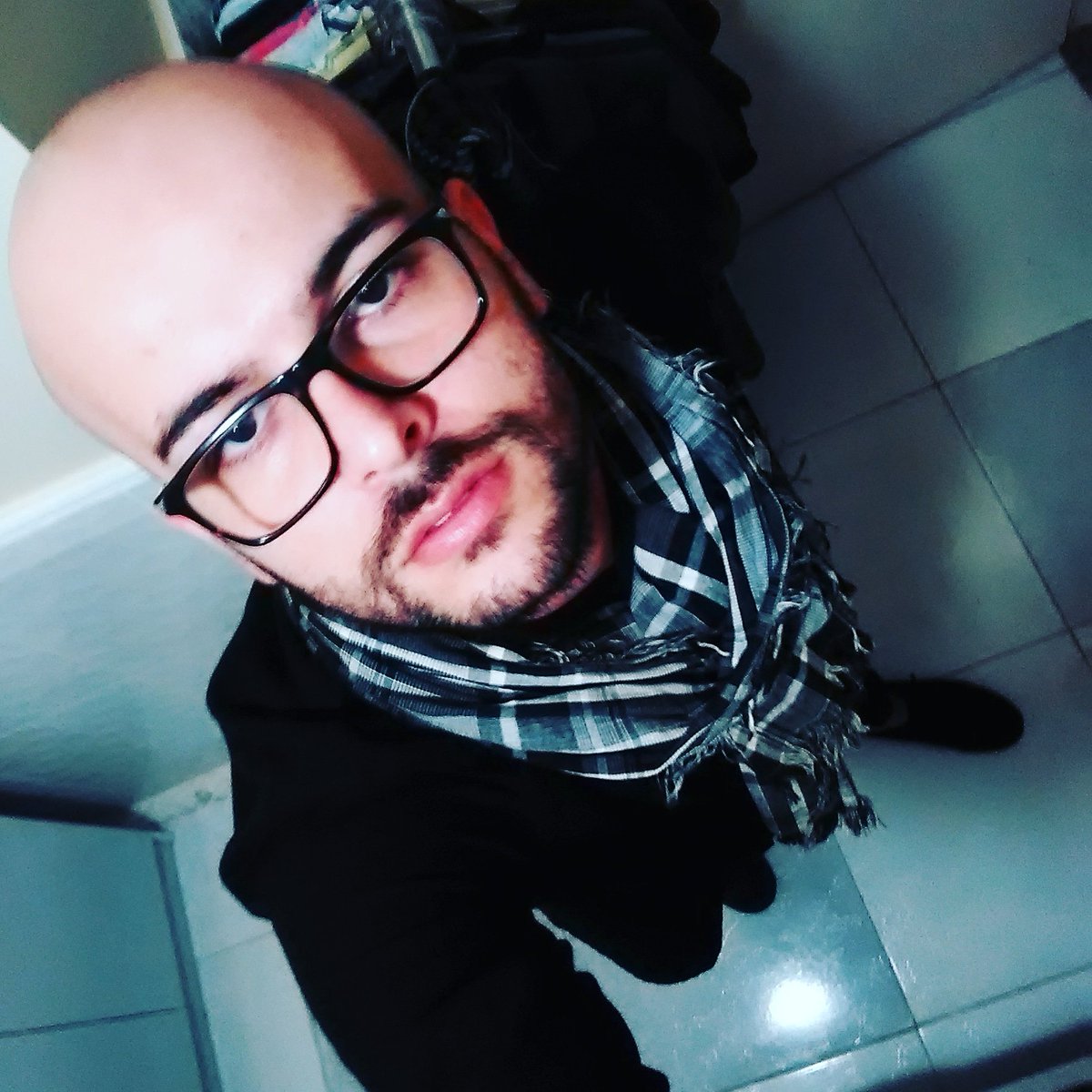 wellmpacheco's tweet photo. A pessoa quando tem a lua em leão é assim, tá todo pronto e resolve mudar a roupa inteira, do calçado à cueca. 🦂🐟🦁 #frio #coldwind #coldweather #glasses😎 #beardman #baldguy #solemescorpião #luaemleao https://t.co/l3dOp3VWqD