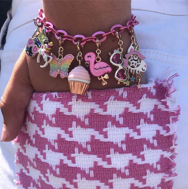 CHARM_IT's tweet photo. 25k Giveaway Time! 💕💕💕We hit 25k followers and we’re totally tickled P I N K!!! 💕💕💕 As a thank you, we’re giving away this bracelet to one lucky winner!  Here’s how to enter for your chance to win! 
1.  Follow @charmit_ 
2. Like this post 
3. Com… https://t.co/b9rY0obVWn https://t.co/zicQLTQuiK