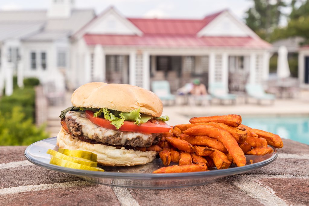 RiverDunesNC's tweet photo. 🥗𝙔𝙖𝙬𝙡'𝙨 𝙏𝙞𝙢𝙚🍔
What better way to start the weekend early than with a Burger from Yawl's Cafe!  
Open: 𝐓𝐡𝐮𝐫𝐬𝐝𝐚𝐲 - 𝐌𝐨𝐧𝐝𝐚𝐲
~
#RiverDunes | #WeekendBite https://t.co/OfRrGUKY9w