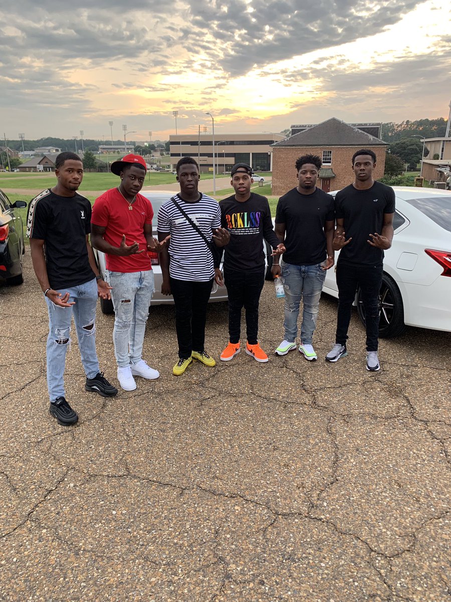 4LjamesENG's tweet photo. in a world full of snakes, you got to keep some real niggas by yo side🏚❤️ #datraq #gramfam23 🐐💙 https://t.co/LClqG9WVe5