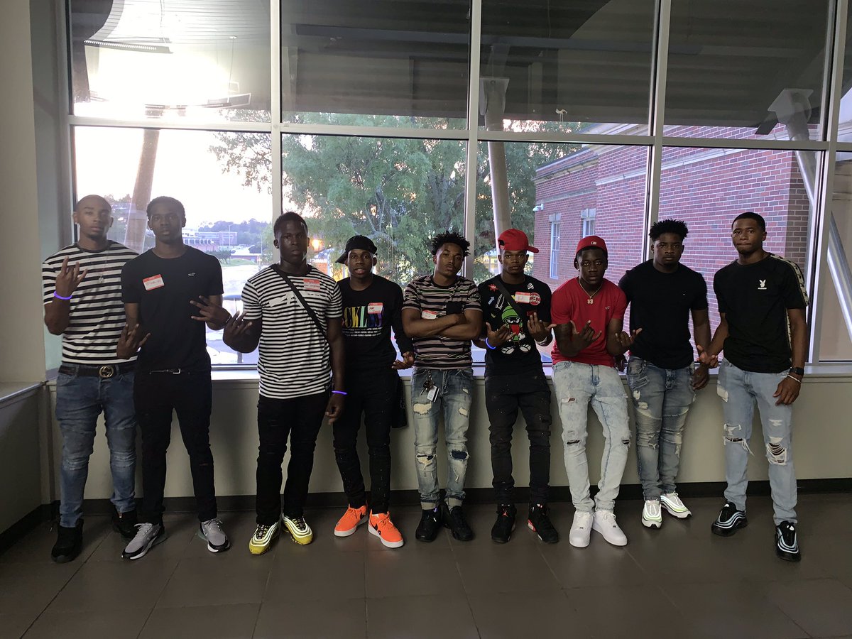 4LjamesENG's tweet photo. in a world full of snakes, you got to keep some real niggas by yo side🏚❤️ #datraq #gramfam23 🐐💙 https://t.co/LClqG9WVe5