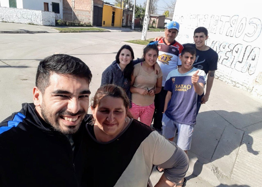 gonzaloroldan09's tweet photo. Hoy tuvimos un nuevo encuentro en el #CeplaCostanera dentro del marco de la revista comunitaria "Pisando Barrio".
#SEPyAA @mdstuc
"La comida no será una mercancía,
ni la comunicación un negocio.
Porque la comida y la comunicación
son derechos humanos."
#EduardoGaleano https://t.co/7fmqJldaYP
