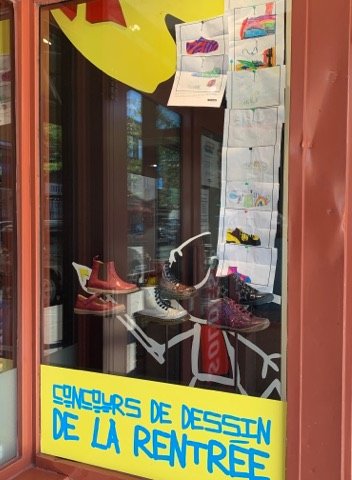 Les créations de vos petits artistes décorent notre vitrine 🥰

Vous avez jusqu'au 28 août pour participer au concours de dessin et courir la chance de gagner une paire de chaussures pour la rentrée!