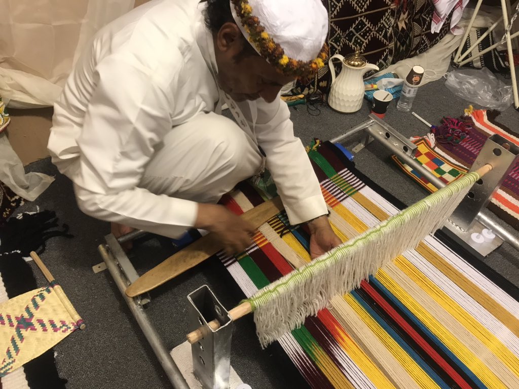 SHP_ASE's tweet photo. هليل رزق الله ... حرفي السدو تعلم الحرفه والتقنها من والدته .. مشارك في فعالية رجال الطيب بقرية رجال المع التراثية ضمن موسم السوده بمنطقة عسير https://t.co/xajmtt2jOC