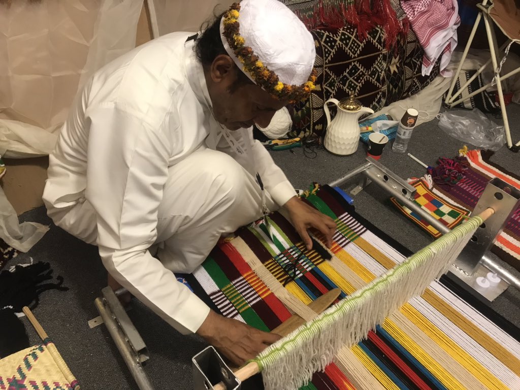 SHP_ASE's tweet photo. هليل رزق الله ... حرفي السدو تعلم الحرفه والتقنها من والدته .. مشارك في فعالية رجال الطيب بقرية رجال المع التراثية ضمن موسم السوده بمنطقة عسير https://t.co/xajmtt2jOC