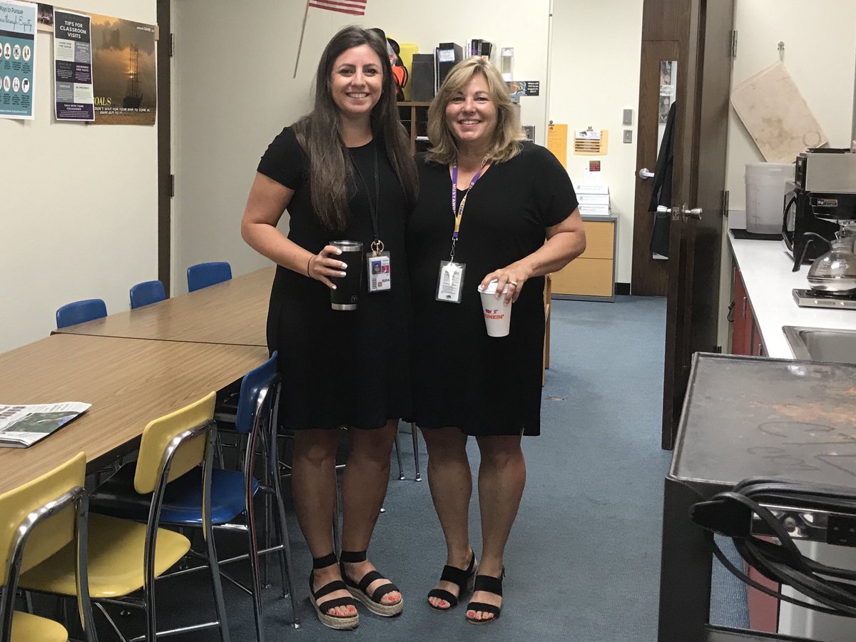 mrskumler5's tweet photo. Second 1st day and another matching outfit! π€£π―ββοΈ #214firstday @RMHSMUSTANGS https://t.co/kUiAIbhiAz