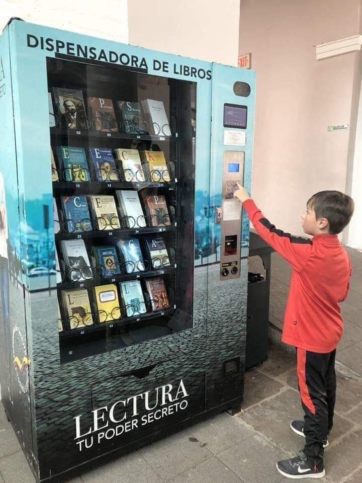 TijuanaLee_'s tweet photo. ¡Dispensadora de libros! https://t.co/r4sgYvNBqB