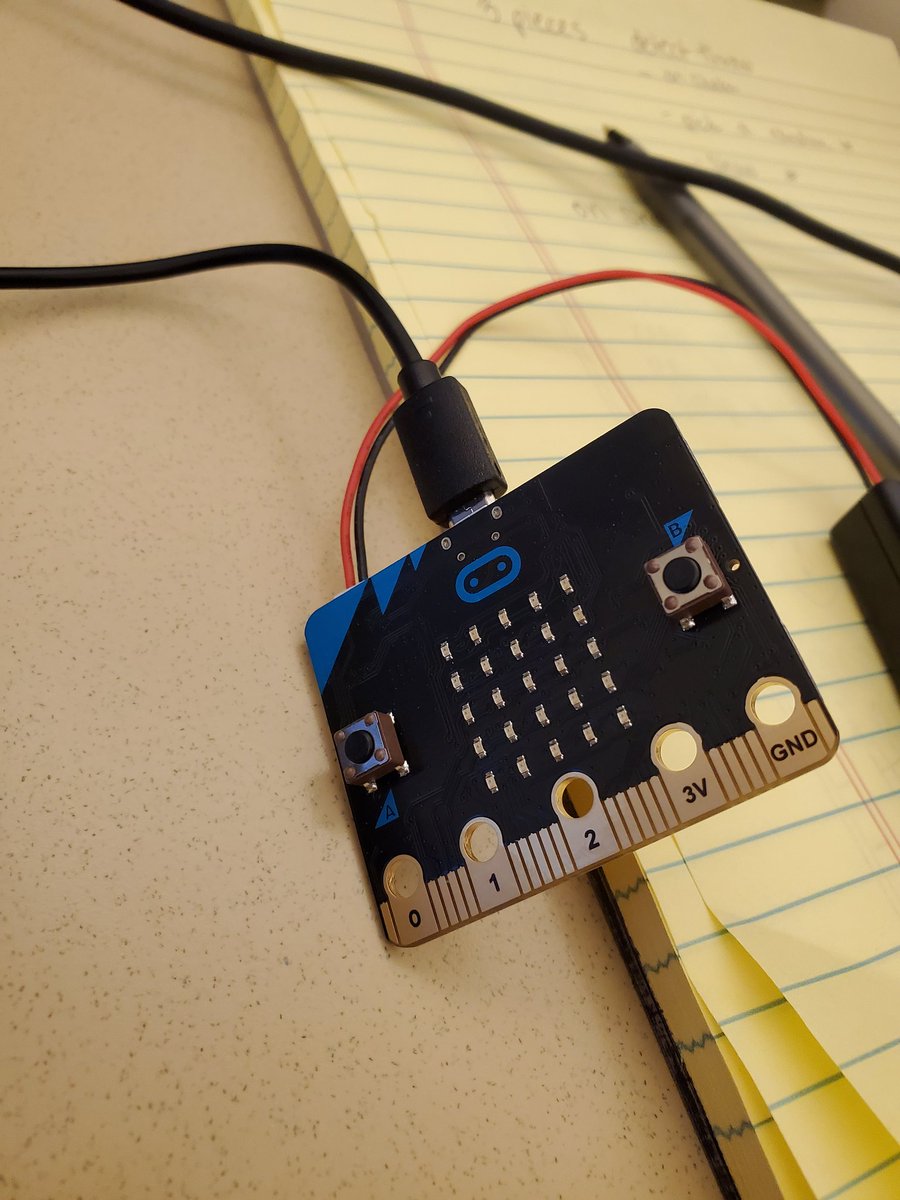 angie_mode's tweet image. #csesd112 microbit madness!!🤯
