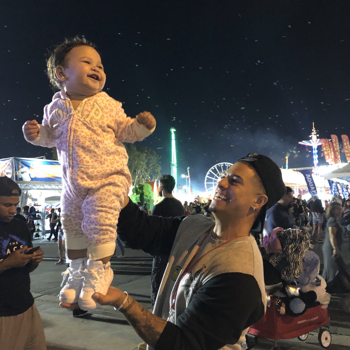 AustinMcbroom's tweet photo. The world is yours stars ✨🌎 https://t.co/Yc0DOfAhpm