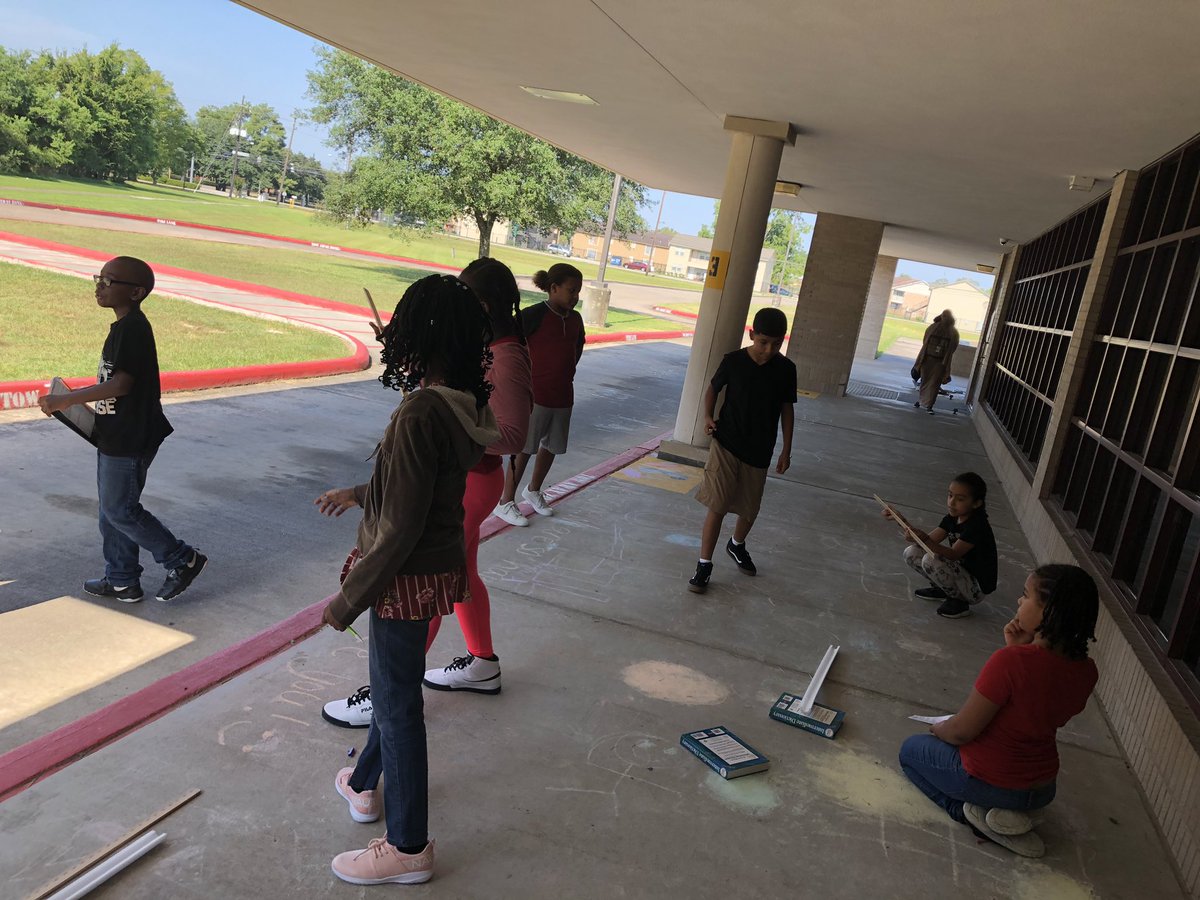 HumbleISD_JFE's tweet photo. Science lab... hands on learning, 💡exploring, questioning, inquiring, and FUN! #JFEOurFutureIsBright #BetheLight https://t.co/1y6O16Azw1