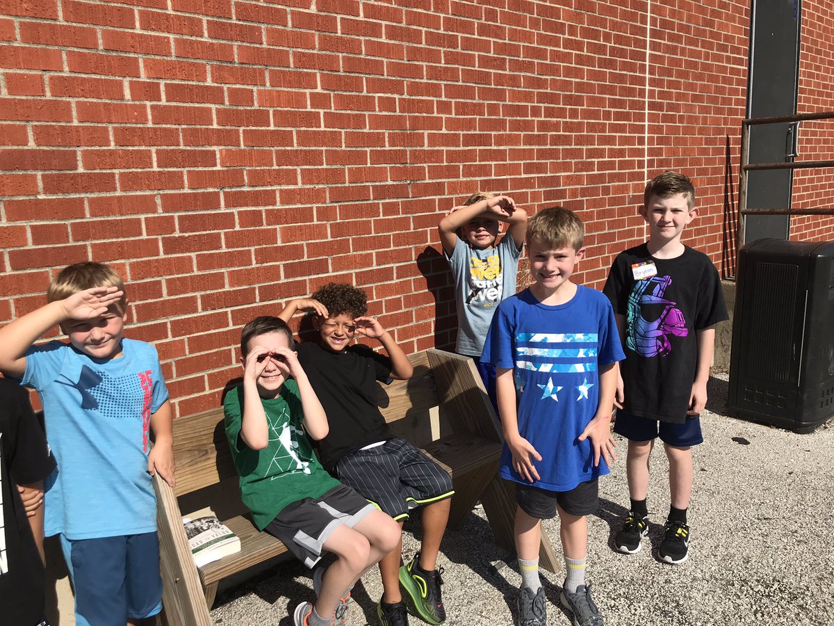 TeamMossRBE's tweet photo. Even though it’s the #fdos2019 that doesn’t mean that we can’t have a spontaneous #CPSscience101 experience! At recess, Ss found a tree frog. We talked about the physical characteristics of the frog. Science can happen anywhere...even on the @rbebears playground! #WeAreRBE https://t.co/GvFhiLF810