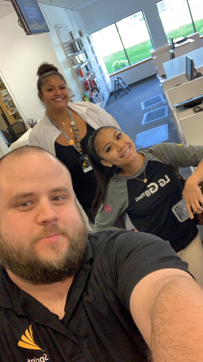 stogdog08's tweet photo. Having a great sm swap day here in Madison!!! @terryliptak @mark_nachman @jimmills22 @Hawley11511 @ZachT_SPRINT https://t.co/ZUY9ByzoBg