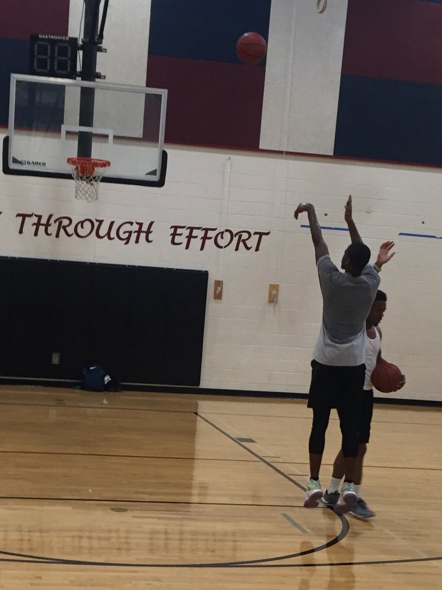 CoachBohlen's tweet photo. Always great having family back in the lab! Bobby Miller(β18) @wpbobby_ and Jarell Boddy(β17) @FlyBoyRell_ got after it!! Big seasons ahead for both. #PB4Life #1HEART https://t.co/4DUs4hMTFf