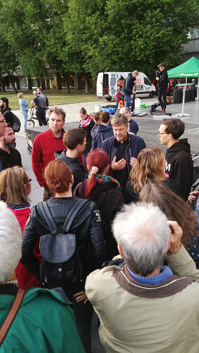 danfehlberg's tweet photo. Persönliche Gespräche nach der Veranstaltung #roberthabeck im Gespräch https://t.co/tqJjQd7yff