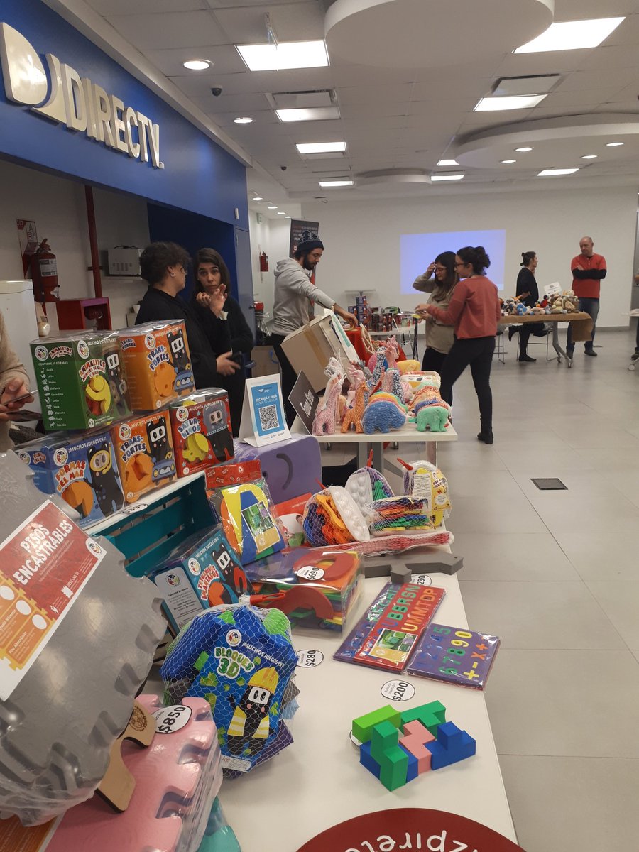 FatiOc's tweet photo. Hoy @DIRECTVar también se sumo a promover las compras inclusivas entre sus empleados con Feria #DiadelNiño @MatiasKelly @juanmoray @CeciCecihermida https://t.co/uF7mN8H9Dw