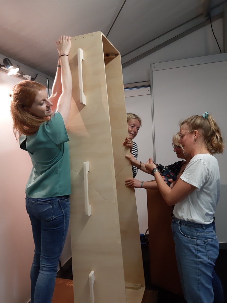 EricaWitkamp's tweet image. We staan tussen een bont gezelschap met #Dedooiehoek op #ll19 #LLScience. Opbouw is bijna klaar @hsrotterdam @BureauMORBidee @ErasmusMCPH