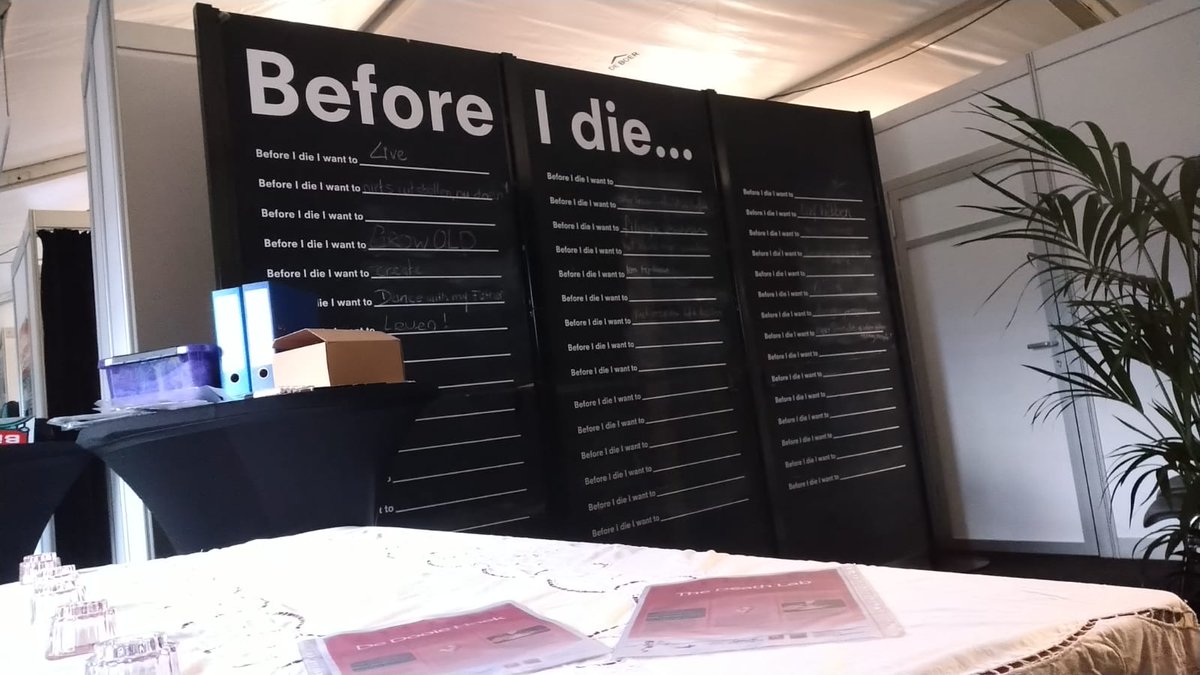 EricaWitkamp's tweet image. We staan tussen een bont gezelschap met #Dedooiehoek op #ll19 #LLScience. Opbouw is bijna klaar @hsrotterdam @BureauMORBidee @ErasmusMCPH