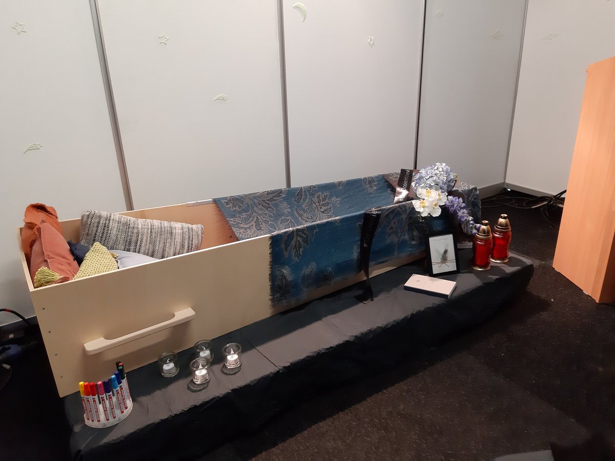 EricaWitkamp's tweet image. We staan tussen een bont gezelschap met #Dedooiehoek op #ll19 #LLScience. Opbouw is bijna klaar @hsrotterdam @BureauMORBidee @ErasmusMCPH