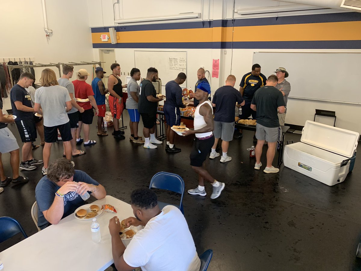 ReinhardtFB's tweet photo. Team cookout before this scrimmage tonight!! 

#23Teams1RU  #PAYthePRICE

@Coach_JMiller https://t.co/gerfVkZ5Di