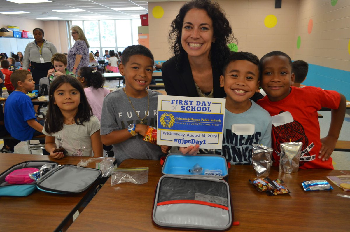 GahannaJeffersn's tweet image. We can't get enough of our #gjpsDay1 photos from yesterday. 😃😄🙂 Look at these happy faces at Royal Manor Elementary as students and staff started the new school year! #gjpsDay1 #WelcomeBackGJPS #theGJPSway