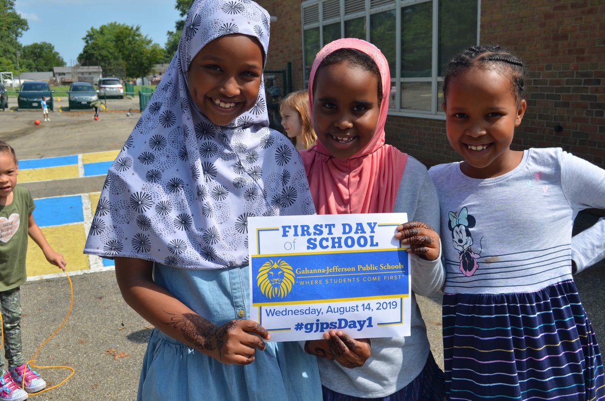 GahannaJeffersn's tweet image. We can't get enough of our #gjpsDay1 photos from yesterday. 😃😄🙂 Look at these happy faces at Royal Manor Elementary as students and staff started the new school year! #gjpsDay1 #WelcomeBackGJPS #theGJPSway