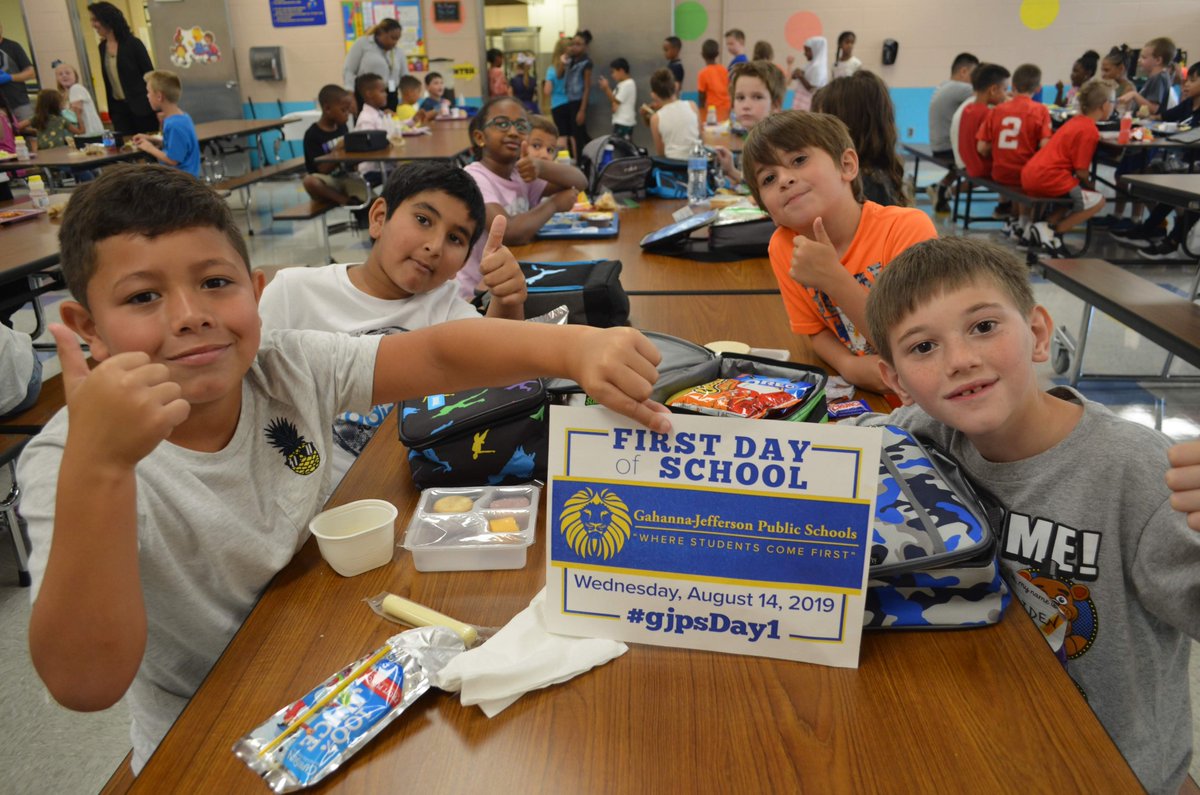 GahannaJeffersn's tweet image. We can't get enough of our #gjpsDay1 photos from yesterday. 😃😄🙂 Look at these happy faces at Royal Manor Elementary as students and staff started the new school year! #gjpsDay1 #WelcomeBackGJPS #theGJPSway