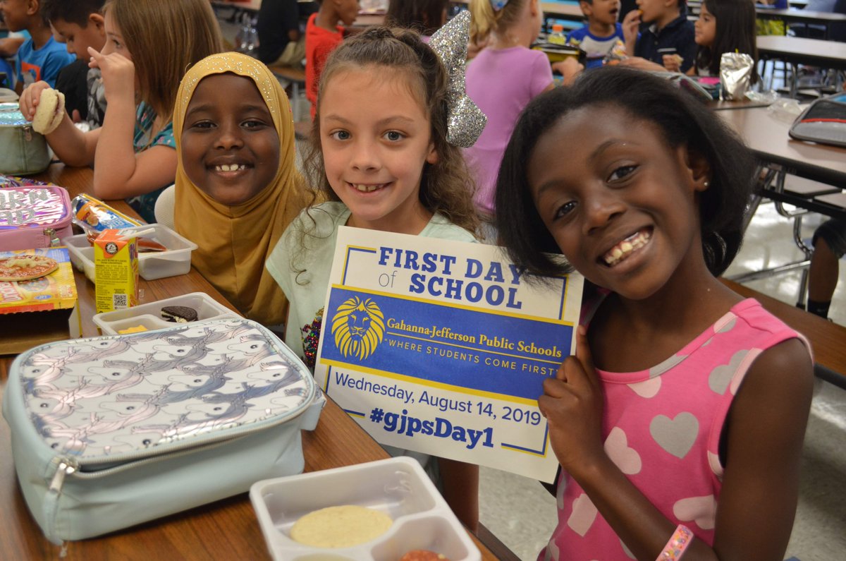 GahannaJeffersn's tweet image. We can't get enough of our #gjpsDay1 photos from yesterday. 😃😄🙂 Look at these happy faces at Royal Manor Elementary as students and staff started the new school year! #gjpsDay1 #WelcomeBackGJPS #theGJPSway