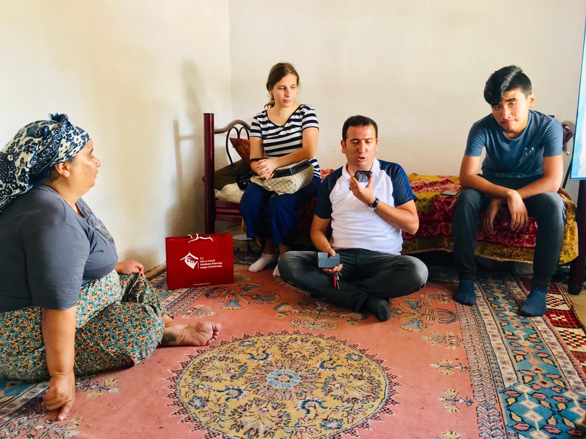 Milas SHM olarak Hane ziyaretlerine devam ediyor, Vatandaşlarımıza Sosyal Devletimizin Hizmetlerini ve ulaşma yollarını ayrıntılı bir şekilde anlatıyoruz. <a href="/ailevecalisma/">Cshabakanligi</a> @AileveToplumHGM @muglaacsh <a href="/MilasHizmet/">Milas Sosyal Hizmet Merkezi Müdürlüğü</a>