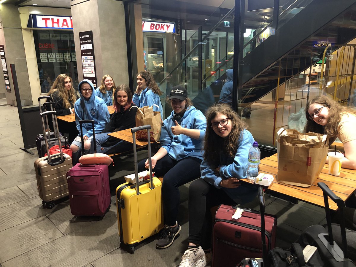 LboroHSPhysics's tweet photo. Made it to Geneva after a delayed plane - grabbing some food before we head to the hostel! #CERN2019 https://t.co/DAEczNpSDt