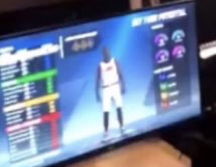 2Kreports_'s tweet photo. first look at the brand new MyPlayer Builder in 2k20, not a great quality picture but it’s still something! #NBA2K20 #nba2k #nba2kleaks https://t.co/ibkkaRZXav