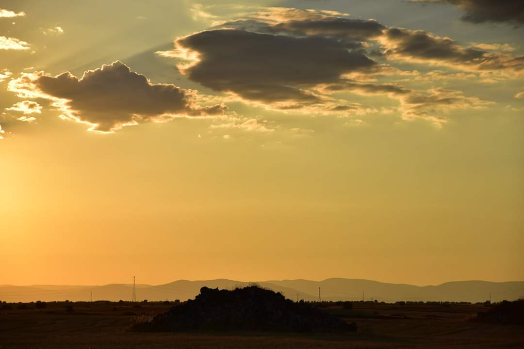 peperiofrio's tweet photo. El lo que tienen los #pueblos... Estos atardeceres son... https://t.co/HqjmJE4F2F