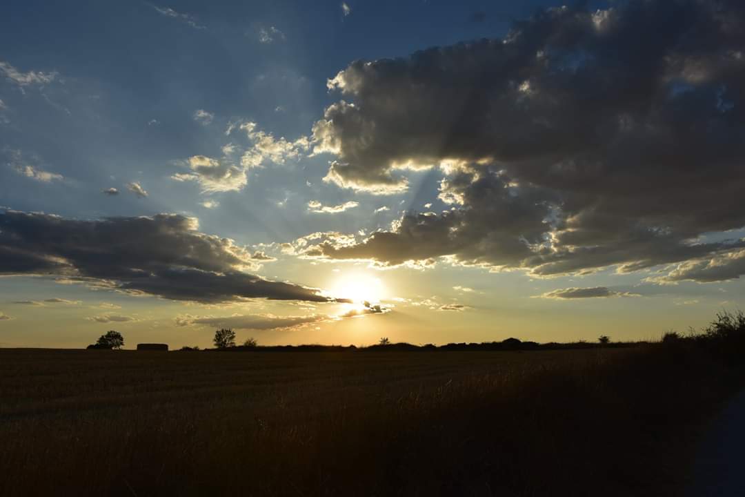 peperiofrio's tweet photo. El lo que tienen los #pueblos... Estos atardeceres son... https://t.co/HqjmJE4F2F