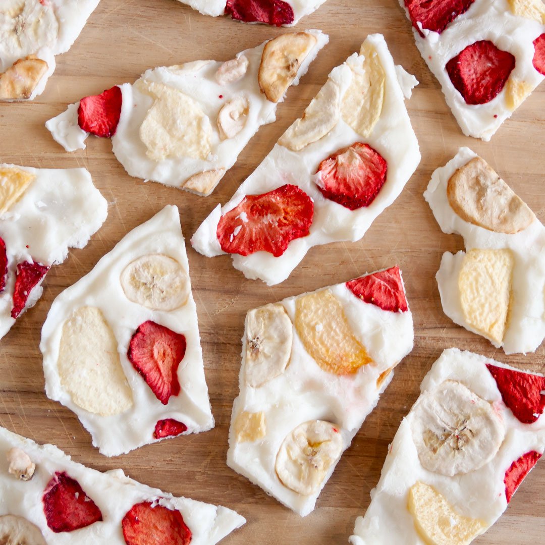 BAN_News's tweet photo. Capital Y U M!  Greek yogurt + fruit crisps = happy taste buds. Spread yogurt on parchment paper and add you fav fruit crisps. Freeze for a few hours and then slice! #simplesnacks https://t.co/NVoJ9GEXSZ