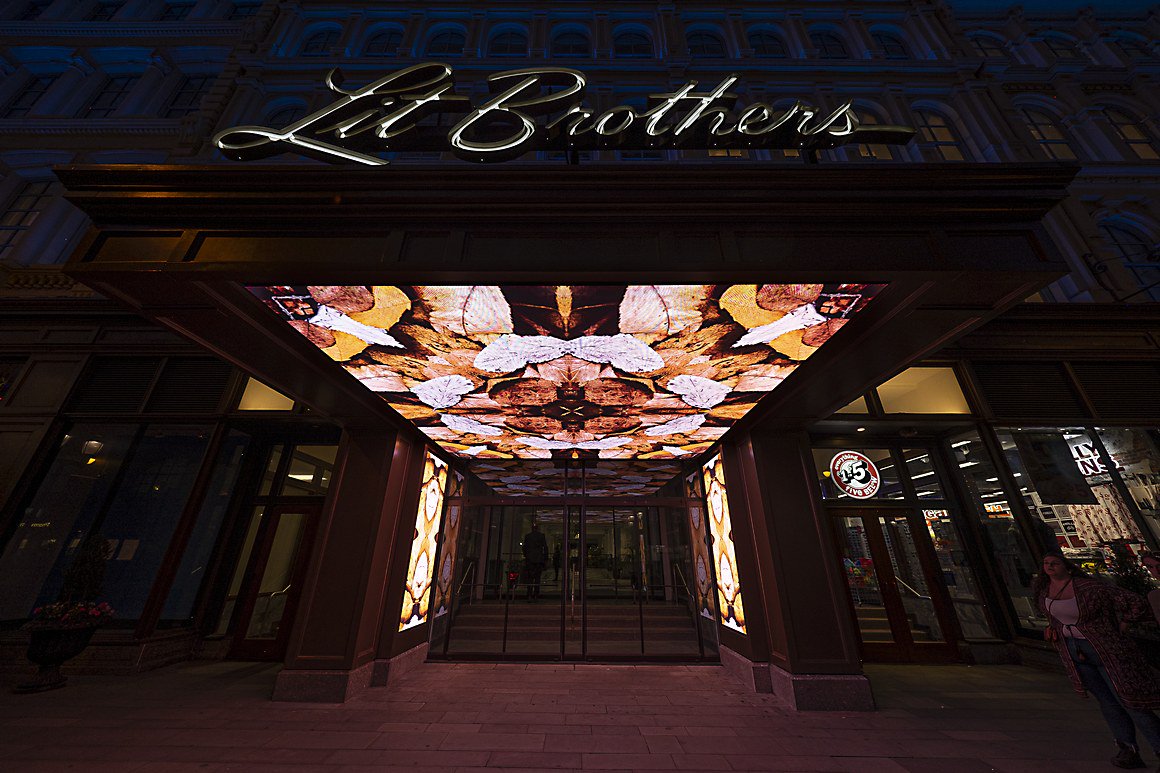 CommArts's tweet image. EXHIBIT: @Bluecadet and @avcnyc’s digital marquee for the Lit Brothers elegantly bridges technology and historical prestige. ow.ly/pOyD50vwWod